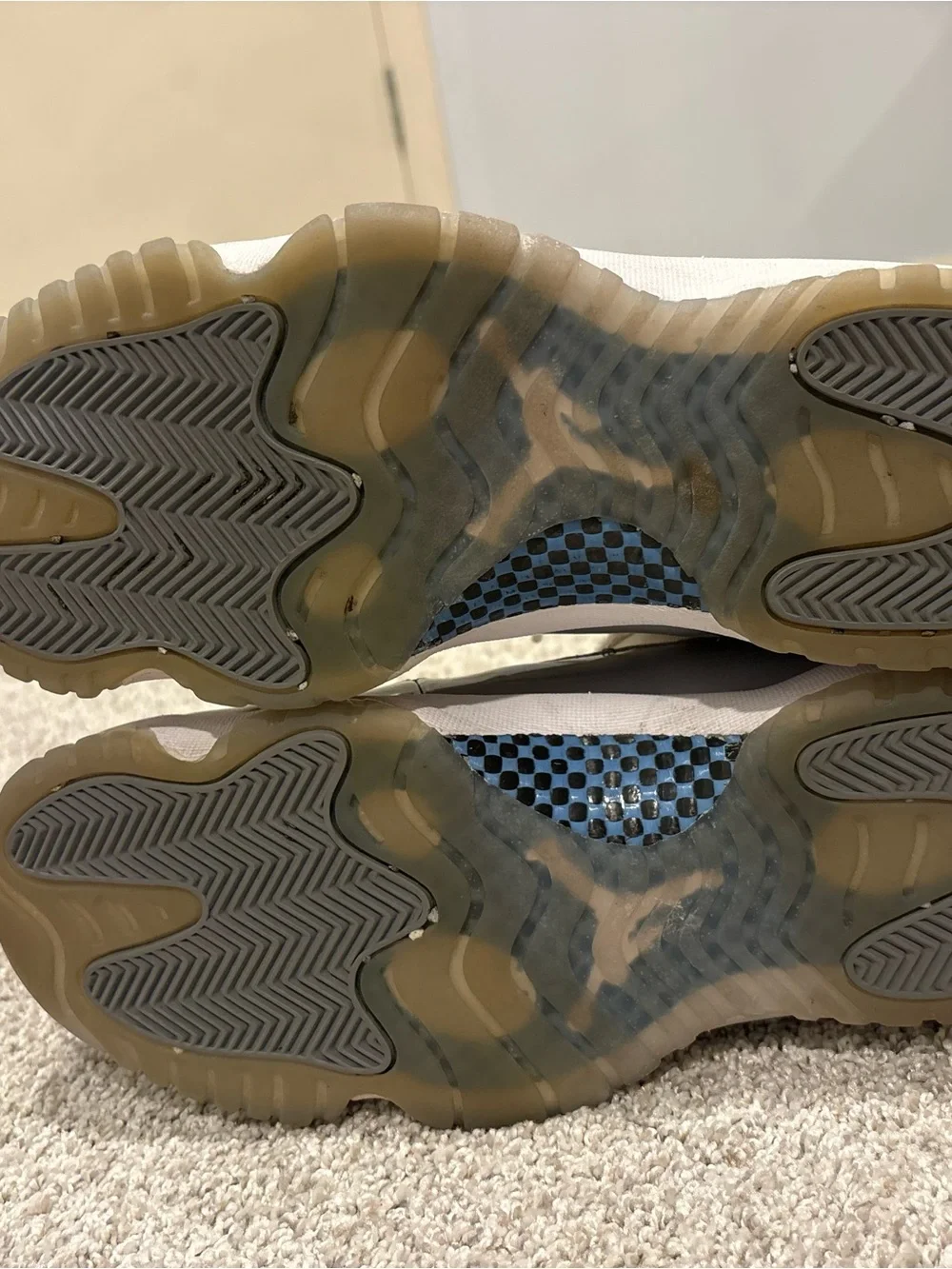Jordan Low-Top Sneakers in Light Gray, White and Blue